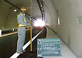 写真:トンネル内無線電話設備工事