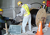 写真:トンネル内配線敷設工事